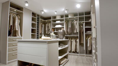 Begehbarer Kleiderschrank mit Kleiderstangen und Kommodeninsel