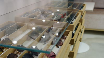 Sonnenbrillen liegen in der Glasvitrine eines Brillengeschäfts