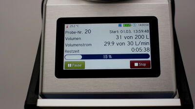 Messgerät mit Touchdisplay zeigt eine laufende Partikelmessung