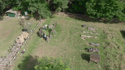 Menschengruppe bei Führung im Freien aus der Luft, Menschengruppe Luftaufnahme, Gruppe bei Führung Drohne und Personengruppe