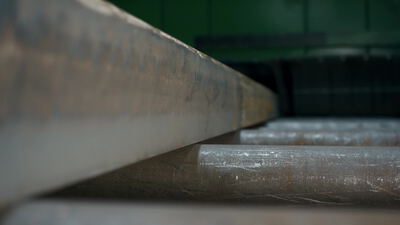 Schwere Stahlklinge über einem Rundstahl in einer Industriemaschine