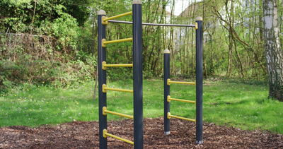 Outdoor Fitnessstangen zum Calisthenics im grünen Park