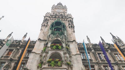 Turm des Neuen Rathauses München zeigt Glockenspiel und Blumenschmuck: Neues Rathaus München, Rathausturm München
