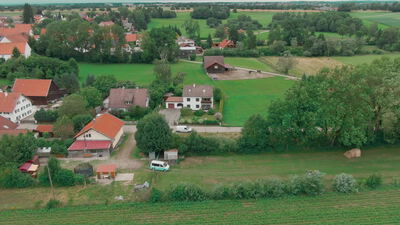 Luftaufnahme eines ländlichen Dorfes mit Häusern und Feldern