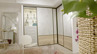 Elegantes Ankleidezimmer mit Spiegel und beleuchtetem Einbauschrank