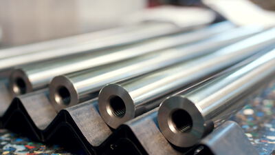 Blanke Stahlzylinder mit Gewindebohrung in der Metallbearbeitung Blanke Stahlzylinder mit Gewindebohrung in der Metallbearbeitung, Stahlzylinder Gewinde, Drehteile Metall und Gewindebohrung
