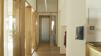 Kamerafahrt durch modernes Holzgebäude mit hellen Holztüren