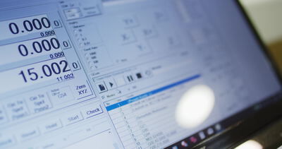 CNC Steuerungssoftware mit Koordinaten am Monitor CNC Steuerungssoftware mit Koordinaten am Monitor, CNC Software Monitor, G Code Programm und Werkzeugmaschine Steuerung als