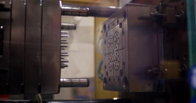 Formwerkzeug einer Spritzgussform im Detail an der Maschine