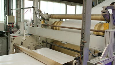 Materialbahn läuft über große Kalanderwalzen in der Fabrik Materialbahn läuft über große Kalanderwalzen in der Fabrik, Bahn über Walzen, Kalandermaschine und Walzwerk als 4K Stockvideo