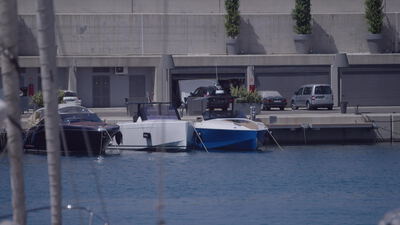 Motorboote liegen vertäut an der Kaimauer einer Marina