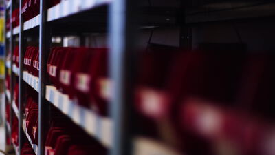 Reihen leerer roter Sitze in einem dunklen Zuschauerraum