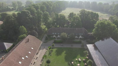 Herrenhaus eines Gutshofs mit Vorgarten und Allee Herrenhaus eines Gutshofs mit Vorgarten und Allee, Herrenhaus Gutshof Luftaufnahme, Gutshaus mit Vorgarten und Herrenhaus