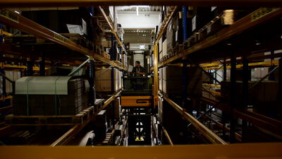 Kommissionierer im Hochregallager eines modernen Logistikzentrums