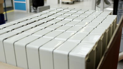 Reihen weißer verpackter Kartons in einer Produktionshalle Reihen weißer verpackter Kartons in einer Produktionshalle, Verpackung, verpackte Ware und Verpackungen als 4K Stockvideo