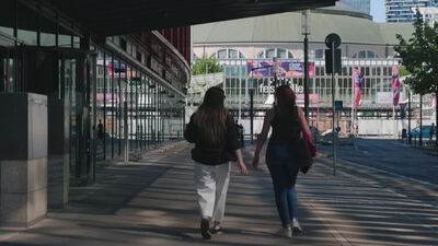 Zwei junge Frauen gehen zur Festhalle in Frankfurt