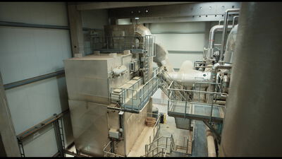 Überblick einer Industrieanlage mit Rohren und Stahlbühnen