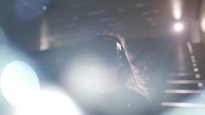 Frau mit VR Brille taucht in die virtuelle Realität ein