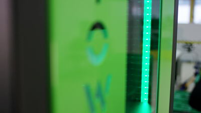 Grüner Automatenschrank mit leuchtender LED Leiste