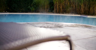 Poolabdeckung schließt sich automatisch über dem Schwimmbecken im Morgennebel