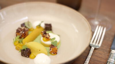 Angerichtetes Dessert mit Mangocreme und Schokoladenstücken Angerichtetes Dessert mit Mangocreme und Schokoladenstücken, Dessert angerichtet, Nachtisch im Restaurant und