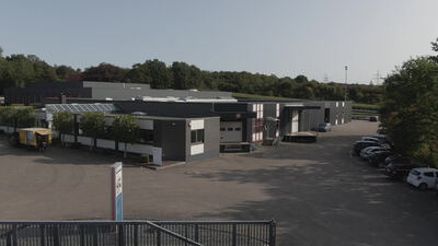 Luftaufnahme eines modernen Firmengebäudes mit Solaranlage auf dem Dach