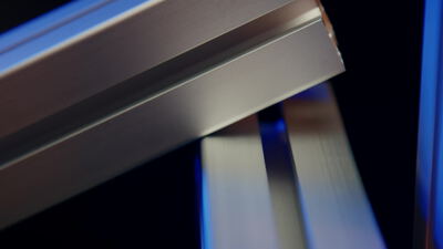 Unscharfe Aluminiumprofile als abstrakter Metallhintergrund Unscharfe Aluminiumprofile als abstrakter Metallhintergrund, unscharfes Aluminium, Aluminiumprofil abstrakt und Aluminium