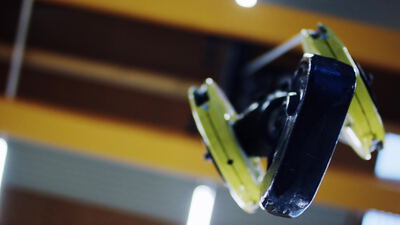 Nahaufnahme eines Roboterarms mit Greifer in der industriellen Automation