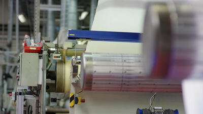 Totale einer Folienproduktionslinie in der Fabrikhalle Totale einer Folienproduktionslinie in der Fabrikhalle, Produktionsanlage, Industrieanlage und Wickelstation als 4K