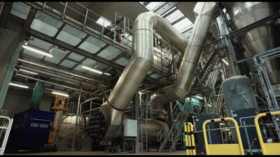 Große isolierte Kanäle und Druckbehälter in einer Industrieanlage