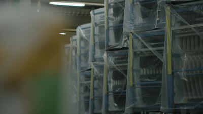 Palettierte Waren in Kunststofffolie im Industrielager Palettierte Waren in Kunststofffolie im Industrielager, Palettierte Industriewaren, Industrielager Aufnahmen und