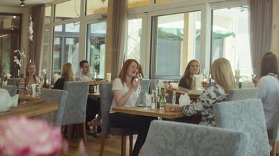 Freunde treffen sich zum Essen im hellen modernen Restaurant