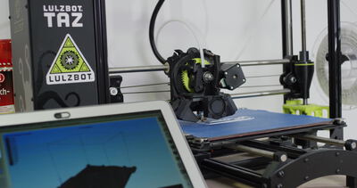 Desktop 3D Drucker mit Filamentrolle und Tablet Steuerung Desktop 3D Drucker mit Filamentrolle und Tablet Steuerung, 3D Drucker Tablet Übersicht, 3D Druck Filamentrolle und Tablet