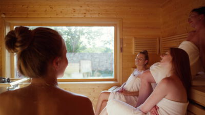 Frauen entspannen in einer Sauna mit Blick nach draußen