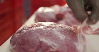 Frische Schweinefleischstücke liegen zur Weiterverarbeitung bereit