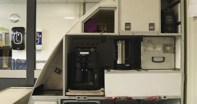 Kaffeemaschine brüht frischen Kaffee in einem Pausenraum