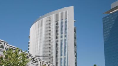 Moderne Hochhäuser mit Glasfassade vor blauem Himmel