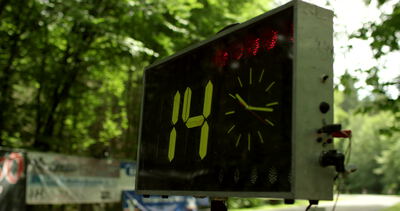 Digitale Countdown Anzeige zählt an der Rallyestrecke im Wald herunter