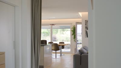 Blick durch einen Vorhang in eine helle moderne Wohnung
