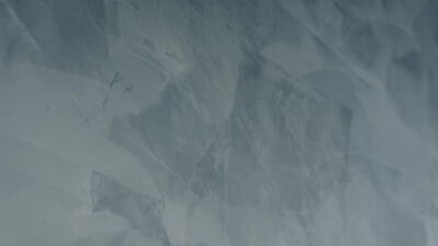 Abstrakte eisblaue Struktur mit feinen Rissen und milchigem Schleier