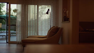 Gemütliches Wohnzimmer mit Stehlampe am Abend