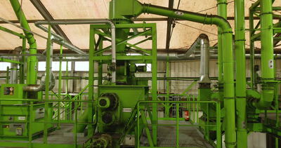 Industrielle Anlage zum Recycling von Gummi in einer Fabrikhalle