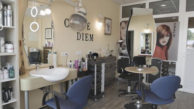 Moderner Friseursalon mit Stuhl und Spiegel