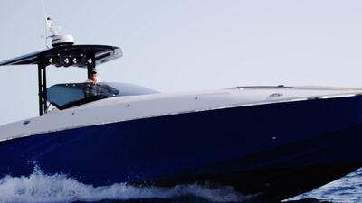 Dunkelblaues Motorboot durchschneidet in Nahaufnahme die Wellen