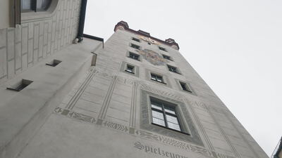 Bemalte Turmfassade mit Wappen in der Münchner Altstadt: bemalte Turmfassade, Rathausturm München