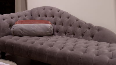 Graues Samtsofa mit Nackenrolle im Wohnzimmer, Samtsofa Wohnzimmer, Chesterfield Sofa und Nackenrolle Sofa als 4K Stockvideo