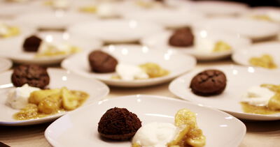 Dessertteller mit Schokoladenmousse Sahne und karamellisierter Banane im Restaurant
