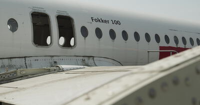 Rumpf eines abgestellten Passagierflugzeugs mit Kabinenfenstern und Tragfläche