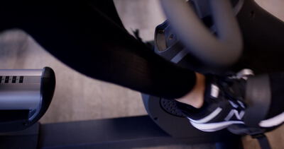 Nahaufnahme der Füße beim Training auf dem Crosstrainer