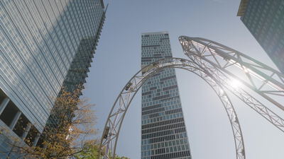 Blick nach oben zu Hochhäusern mit einer Metallskulptur Blick nach oben zu Hochhäusern mit einer Metallskulptur, Hochhaus, Wolkenkratzer und Bürogebäude als 4K Stockvideo
